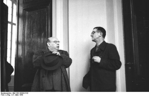 Bei der Sitzung des vorbereitenden Ausschusses der Akademie der Künste der DDR - Foto: Bundesarchiv, Bild 183-19204-2132 / CC-BY-SA [CC BY-SA 3.0 de (http://creativecommons.org/licenses/by-sa/3.0/de/deed.en)], via Wikimedia Commons