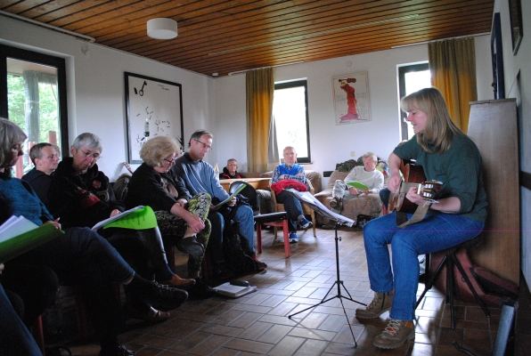 Sonja Gottlieb mit Teilnehmerinnen und Teilnehmern ihres Workshops - Fotos: © 2015 by Schattenblick