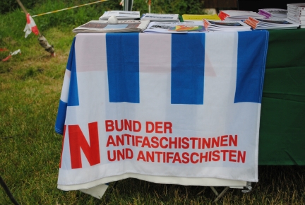 Bücherstand mit antifaschistischem Banner - Fotos: 2015 by Schattenblick