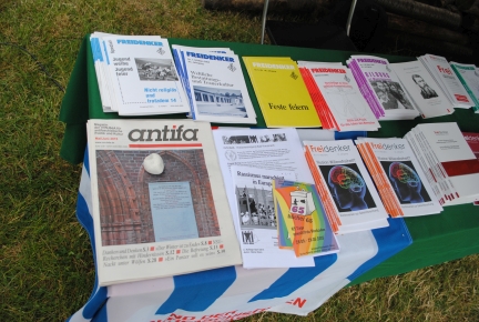 Bücherstand mit antifaschistischem Banner - Fotos: 2015 by Schattenblick