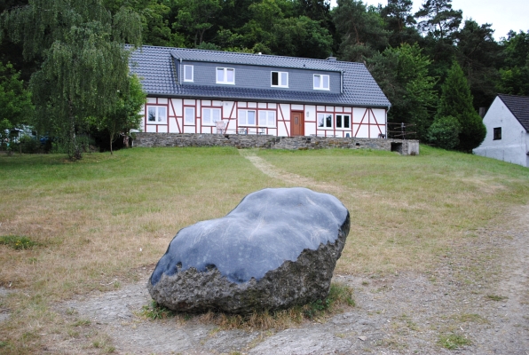 Stein mit Fachwerkhaus im Hintergrund - Foto: © 2015 by Schattenblick