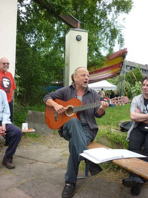 Singend mit Gitarre - Foto: © 2013 by Schattenblick