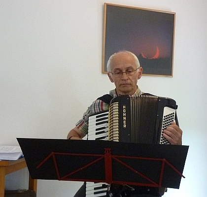 Matthias Leßmeister spielt Akkordeon - Foto: © 2013 by Schattenblick