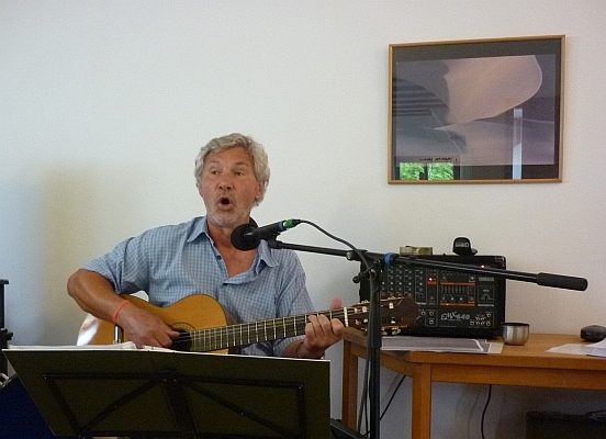 Uli Holzhausen singend mit Gitarre - Foto: © 2013 by Schattenblick