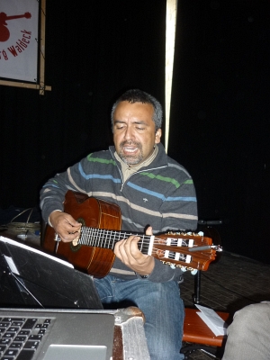 Daniel Osorio mit Gitarre - Foto: © 2015 by Schattenblick